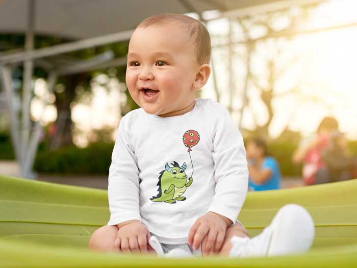 Baby Langarmshirt als personalisiertes Babygeschenk mit einem süssen Dinosaurier als Motiv