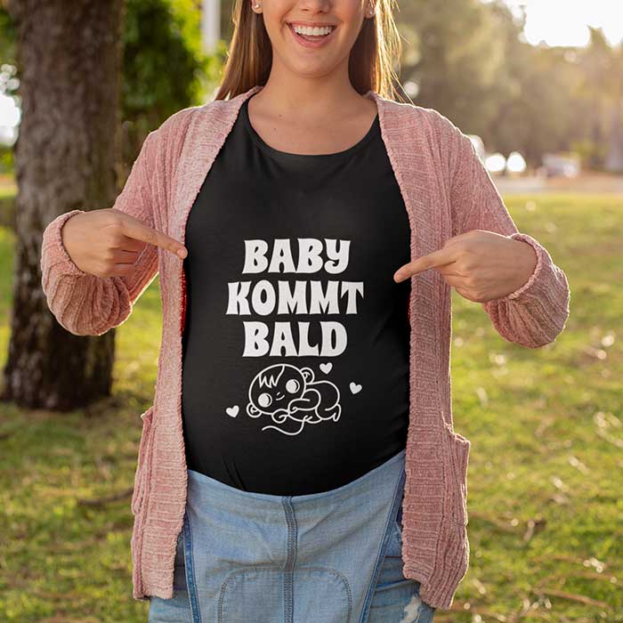 Geschenke für Schwangere und werdende Mamas von Pfüderi - Schwangerschaftsshirt mit dem Spruch "Baby kommt bald"