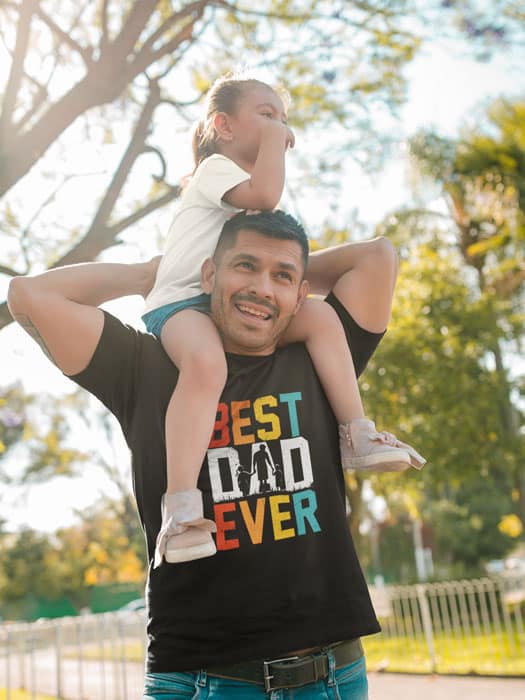 T-Shirt mit dem Aufdruck "Best dad ever" von Pfüderi