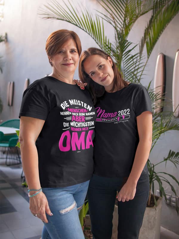 Eine Grossmutter mit ihrer Tochter und beide tragen ein T-Shirt von Pfüderi - Geschenke für Mütter und Omas
