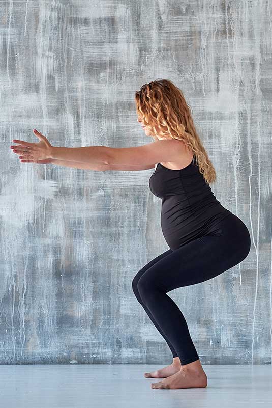 Schwangere Mutter bei Pilates Übungen